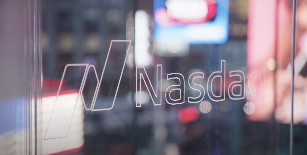 Immagine hero con il logo di Nasdaq su vetro