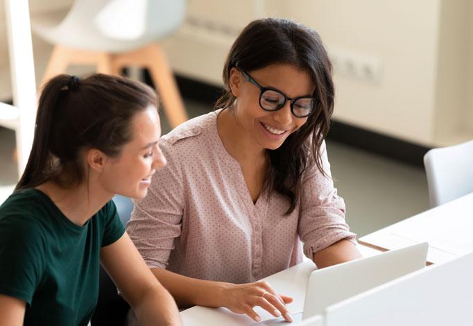 Membri del team che esaminano un report