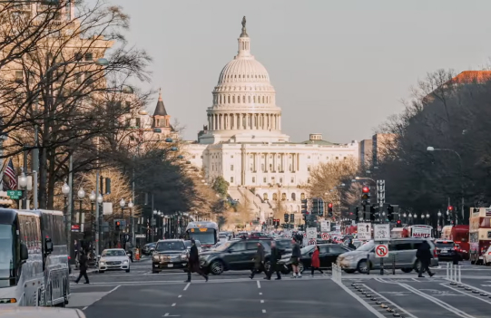 Ciclo di DevSecOps (pianificazione, scrittura del codice, sviluppo, test, rilascio, deployment, funzionamento e monitoraggio) disposto in un simbolo di infinito che si sovrappone a uno scudo (sicurezza e conformità).