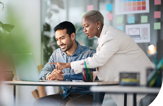 Il ciclo di DevSecOps (pianificazione, programmazione, sviluppo, test, rilascio, deployment, funzionamento e monitoraggio) rappresentato dal simbolo dell'infinito sovrapposto a uno scudo (sicurezza e conformità).