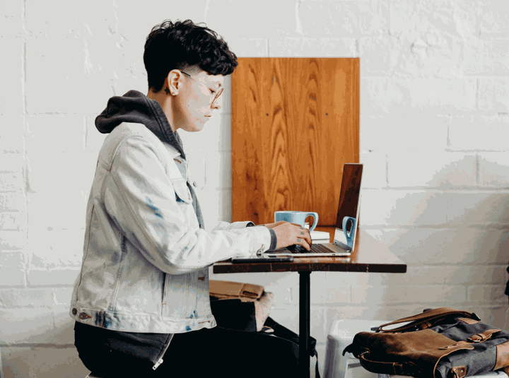 Il ciclo di DevSecOps (pianificazione, programmazione, sviluppo, test, rilascio, deployment, funzionamento e monitoraggio) rappresentato dal simbolo dell'infinito sovrapposto a uno scudo (sicurezza e conformità).