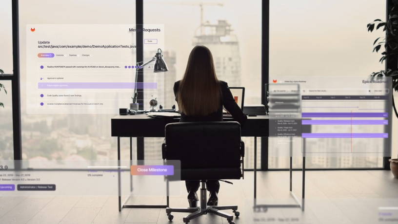 donna che lavora alla scrivania